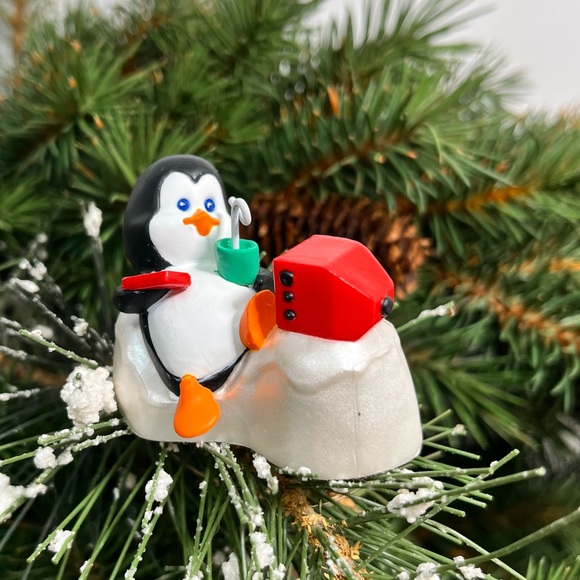 ⭐️ 4/$25 Vintage Hallmark Polar TV Christmas Ornament 1990 Penguin Television - Picture 2 of 10